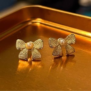 Pearl bow earrings